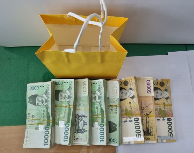 ▲ 괴산군 불정면에 익명의 독지가가 방문해 후원금 2000만 원을 기부했다.ⓒ괴산군