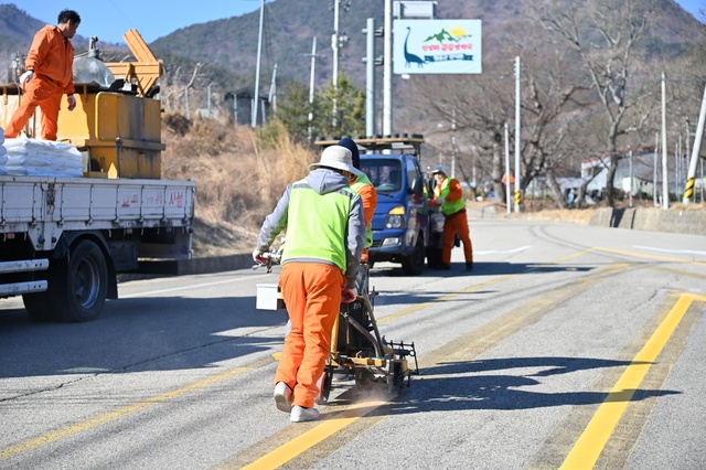 ▲ 청송군(군수 윤경희)은 설을 앞두고 도로이용객 및 귀성객들의 안전과 불편함 해소를 위해 오는 1월 20일까지 ‘설맞이 도로 일제 점검 및 정비’를 실시한다.ⓒ청송군