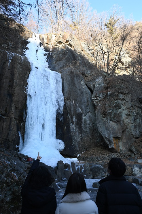 ▲ 청도팔경 중 하나인 낙대폭포가 거대한 얼음기둥을 형성하며 겨울 관광객들의 인기를 한 몸에 받으며 관광객 발길이 이어지고 있다.ⓒ청도군