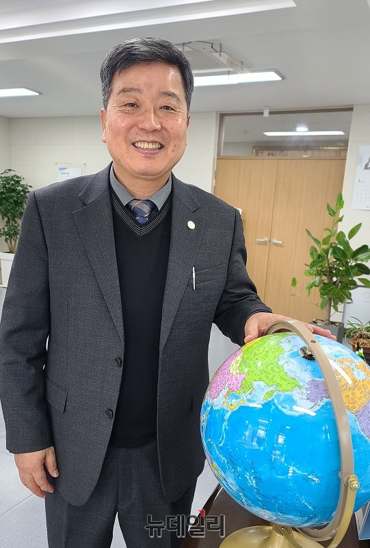 ▲ 김명철 충북 제천교육지원청 교육장이 교육장실에서 사진촬영에 응하고 있다. ⓒ김정원 기자