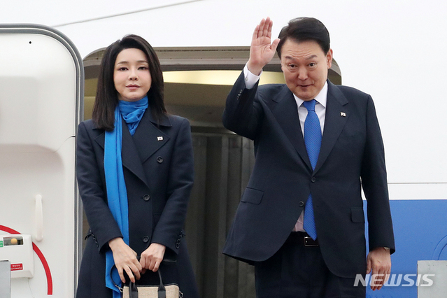▲ 6박 8일간 아랍에미리트(UAE)·스위스 순방에 나서는 윤석열 대통령과 부인 김건희 여사가 14일 경기도 성남 서울공항에서 공군 1호기 탑승 전 손 흔들어 인사하고 있다.ⓒ뉴시스