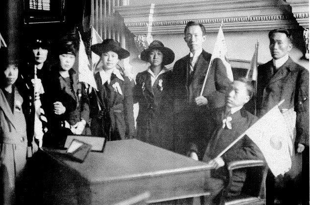 ▲ 1919년4월16일 필라델피아 소재 미국 독립기념관. 1776년 조지 워싱턴이 독립선언서에 서명한 의자에 앉아 기념사진을 찍은 이승만과 미주 한인대표자들.ⓒ연세대이승만연구원