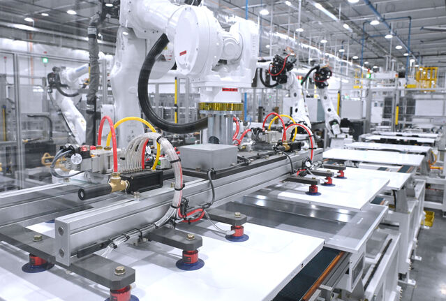 ▲ LG전자 테네시 공장 생산라인에서 쓰이는 로봇팔 모습 ⓒLG전자