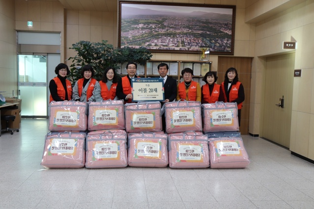 ▲ 하나님의교회 세계복음선교협회는 다가오는 설 명절을 맞아 지난 12일 겨울 이불 20채를 동천동행정복지센터에 기탁했다.ⓒ경주시