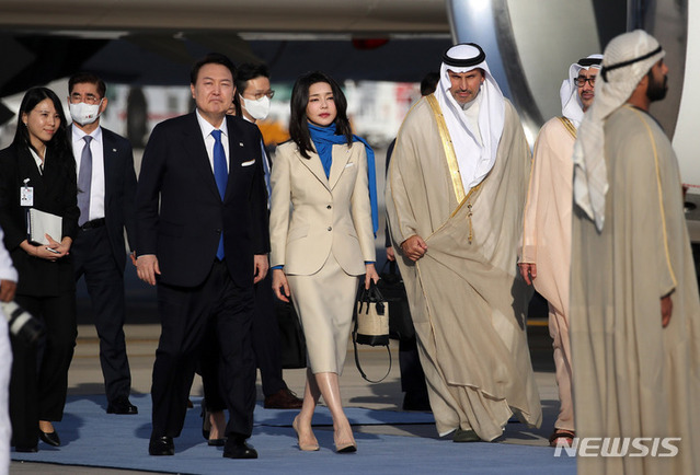 ▲ 아랍에미리트(UAE)를 국빈 방문한 윤석열 대통령과 부인 김건희 여사가 14일(현지시간) 아부다비 왕실공항에 도착해 이동하고 있다. ⓒ뉴시스