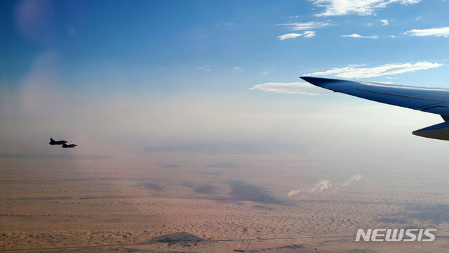 ▲ 14일(현지시간) 아랍에미리트(UAE) 영공에서 UAE 공군 전투기가 윤석열 대통령이 탑승한 공군 1호기를 호위하고 있다. ⓒ뉴시스