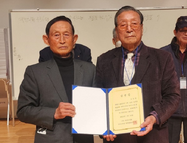 ▲ (왼쪽)지난 12일 대한노인회 부여군지회장에 당선된 강병구 부회장.ⓒ 대한노인회 부여군지회장