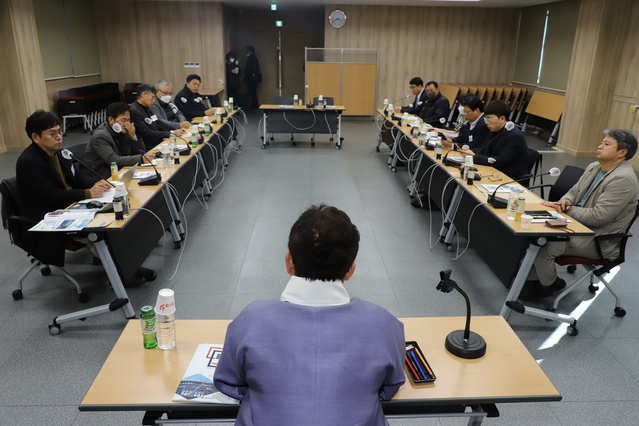 ▲ 이 지사는  “중앙정부가 권한을 모두 가진 수직적 구조의 틀을 벗어 미국의 중앙과 주 정부간의 수평적 관계, 상생의 관계가 이뤄져야 한다”고 역설했다.ⓒ대구경북인터넷기자협