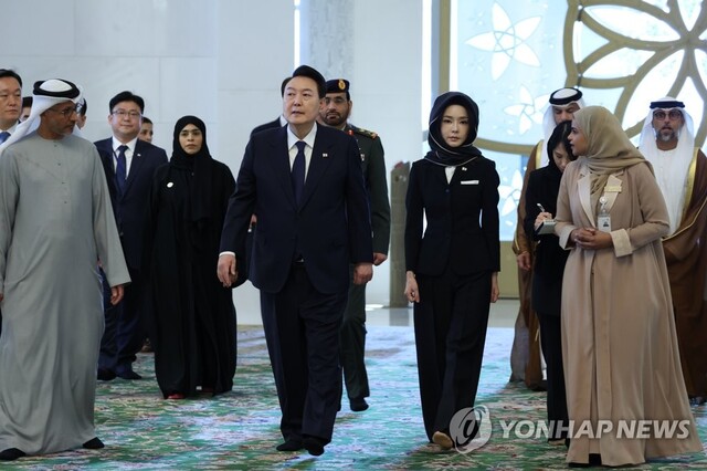 ▲ 아랍에미리트(UAE)를 국빈 방문 중인 윤석열 대통령과 김건희 여사가 15일(현지시간) 아부다비에 위치한 셰이크 그랜드 자이드 모스크를 방문, 시설을 보고 있다.ⓒ연합뉴스