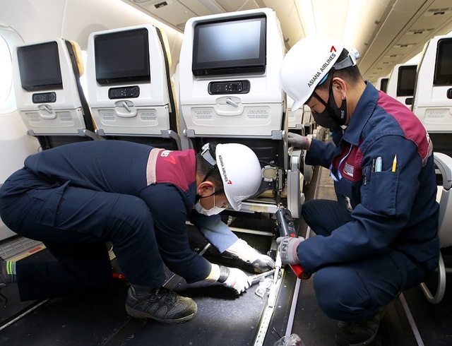 아시아나항공 직원들이 개조화물기를 복원하고 있다. ⓒ아시아나항공
