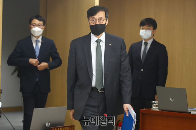 ▲ 이창용 한국은행 총재가 13일 금융통화위원회 회의에 입장하고 있다(사진=공동취재단)