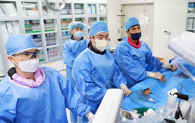 ▲ 세종충남대학교병원 심장내과 이재환·박현웅·윤용훈 교수팀이 대한심혈관중재학회 제19회 동계국제학술대회(KSIC 2023)에서 말초동맥 폐색 환자의 중재술 공개 라이브시연을 하고 있다.ⓒ세종충남대병원