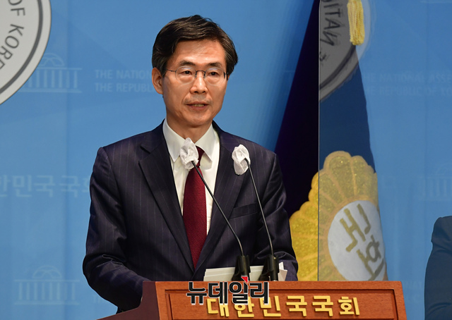 ▲ 조경태 국민의힘 의원이 16일 오전 국회 소통관에서 당대표 출마선언 기자회견을 진행하고 있다.ⓒ이종현 기자