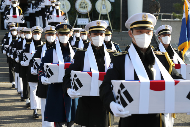 ▲ 지난해 12월16일 오후 국립서울현충원 현충관에서 거행된 6ㆍ25전사자 발굴유해 합동봉안식. ⓒ국방일보