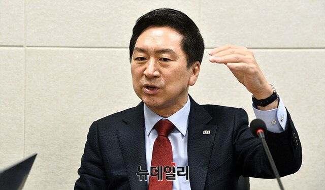 ▲ 국민의힘 당권주자인 김기현 의원이 16일 서울 중구 뉴데일리 본사에서 인터뷰하고 있다.ⓒ이기륭 기자