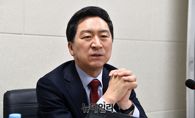 ▲ 국민의힘 당권주자인 김기현 의원이 16일 서울 중구 뉴데일리 본사에서 인터뷰하고 있다.ⓒ이기륭 기자