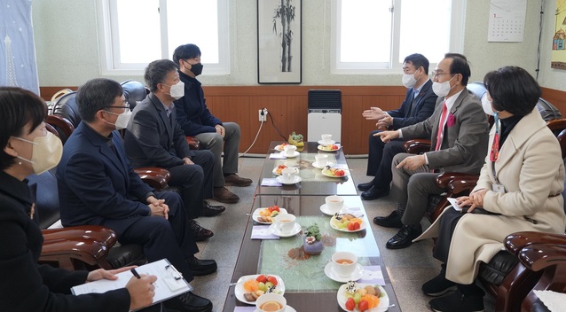 ▲ 박상돈 천안시장이 설 명절을 앞둔 16일 관내 사회복지시설을 찾아 관계자들과 입소자들을 격려하고 있다.ⓒ천안시