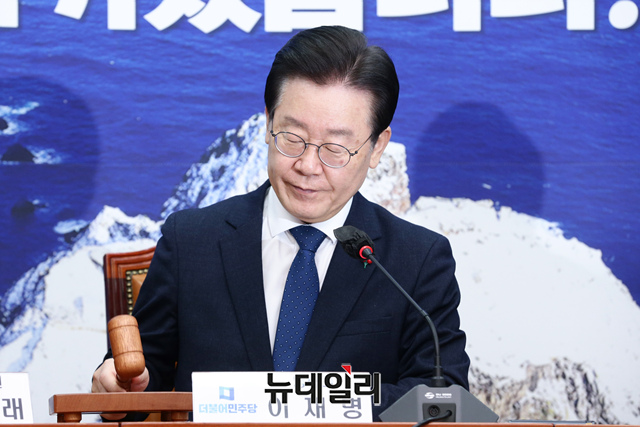 ▲ 이재명 더불어민주당 대표가 16일 오전 국회에서 열린 최고위원회의에 참석해 회의를 주재하고 있다. ⓒ이종현 기자