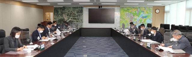 ▲ 이상래 행정중심복합도시건설청장이(왼쪽 세 번째)이  6일 정부세종청사 6동에서  중대재해처벌법 의무이행사항 점검회의를 주재하고 있다.ⓒ행복청