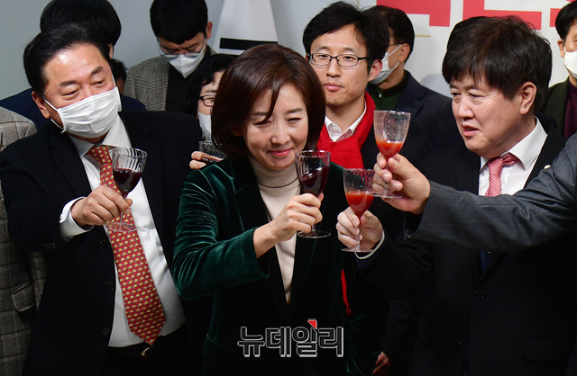 ▲ 나경원 전 의원이 지난 11일 오후 서울 여의도 중앙당사에서 열린 서울시당 신년인사회에서 건배사를 하고 있다. ⓒ이종현 기자