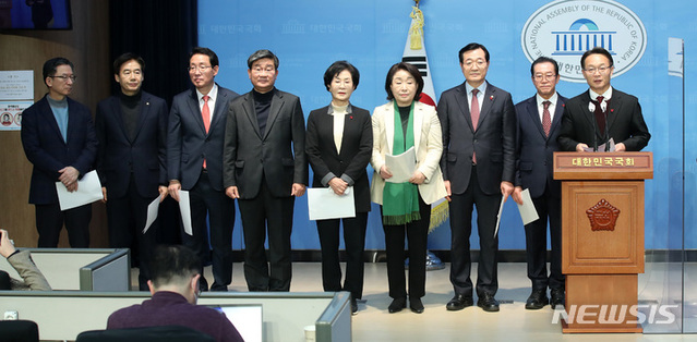 ▲ 조해진 국민의힘 의원이 9일 오후 서울 여의도 국회 소통관에서 열린 초당적 정치개혁 의원모임 제안 기자회견에서 발언을 하고 있다. (왼쪽부터) 정성호 더불어민주당 의원, 이용호 국민의힘 의원, 김상훈 국민의힘 의원, 전해철 더불어민주당 의원, 김상희 더불어민주당 의원, 심상정 정의당 의원, 민홍철 더불어민주당 의원, 이종배 국민의힘 의원, 조해진 국민의힘 의원.ⓒ뉴시스