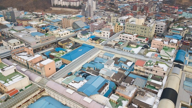 ▲ 공주 산성시장 위에서 바라본 지붕 비가림 시설.ⓒ공주시기자협회