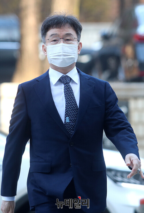 ▲ 화천대유자산관리 대주주 김만배씨가 지난해 11월25일 오전 '대장동 개발 비리 의혹' 재판에 출석하기 위해 서울 서초구 서울중앙지방법원으로 들어서고 있다. ⓒ뉴데일리DB