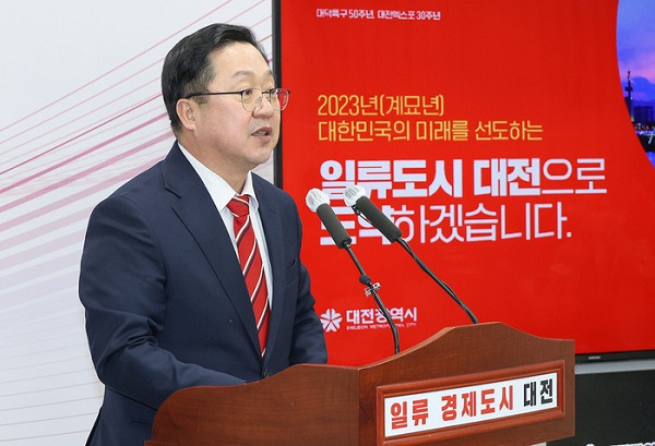 ▲ 이장우 대전시장이 16일 기자회견을 통해‘불위호성(弗爲胡成)’의 마음으로, 시 공직자들과 함께 뜨거운 열정으로 성과 창출 극대화를 통해 변화하는 대전시정을 시민들에게 확실히 보여주겠다고 밝히고 있다.ⓒ대전시