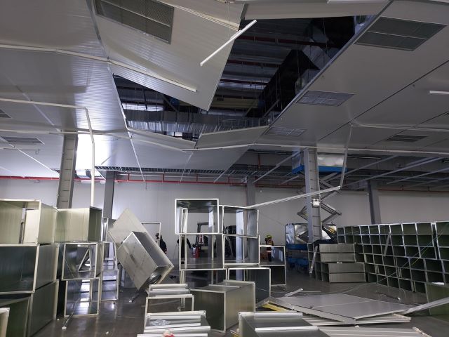 ▲ 16일 오후 2시5분쯤 진천군 이월면 한 태양광 제조업체에서 작업 중이던 인부 5명이 6m 높이에서 추락했다.ⓒ진천소방서