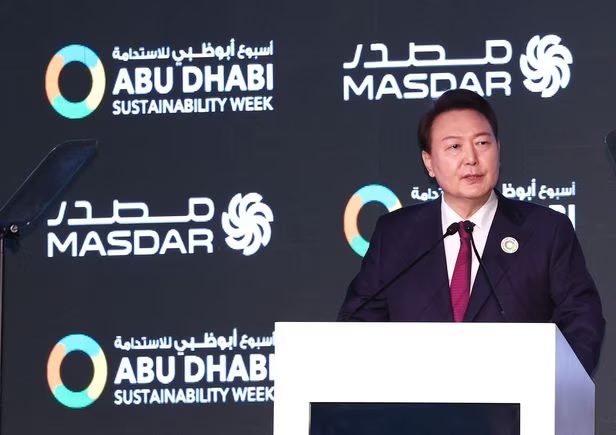 ▲ 아랍에미리트(UAE)를 국빈 방문 중인 윤석열 대통령이 16일(현지시각) 아부다비 국립전시센터(ADNEC)에서 열린 '아부다비 지속가능성 주간 개막식'에서 기조연설을 하고 있다.ⓒ연합뉴스