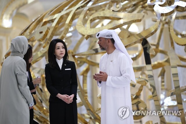 ▲ 윤석열 대통령과 함께 아랍에미리트(UAE)를 국빈 방문 중인 김건희 여사가 지난 15일(현지시각) 아부다비 대통령궁을 방문, 내부를 둘러보고 있다.ⓒ연합뉴스