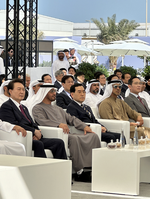 ▲ 16일(현지시각) UAE 아부다비에 위치한 바라카원전을 찾은 윤석열 대통령과 모하메드 UAE 대통령, 이창양 산업통상자원부장관, 만수르 UAE 부총리가 차례로 앉아 있는 모습.(왼쪽부터) ⓒ대통령실 제공