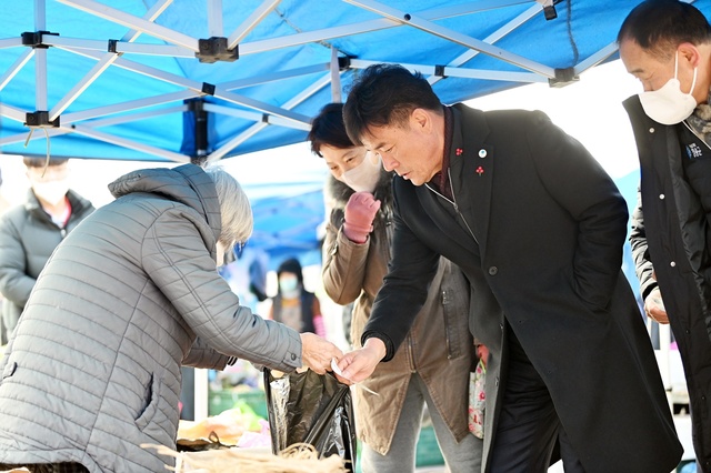 ▲ 청송군(군수 윤경희)은 설 명절을 맞아 1월 16일부터 1월 20일까지 전통시장 장보기 행사를 펼친다.ⓒ청송군