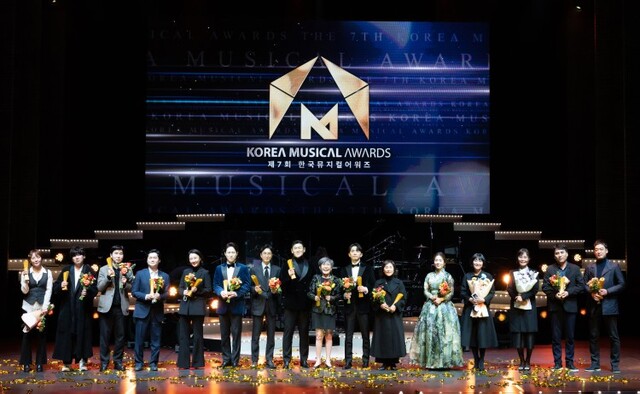 ▲ '제7회 한국뮤지컬어워즈'의 수상자들이 단체 기념 사진 촬영을 하고 있다.ⓒ한국뮤지컬협회