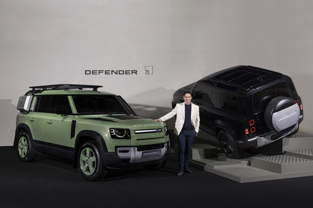 ▲ 로빈 콜건 대표가 디펜더 75주년 기념 리미티드 에디션 옆에서 포즈를 취했다. ⓒ재규어랜드로버코리아