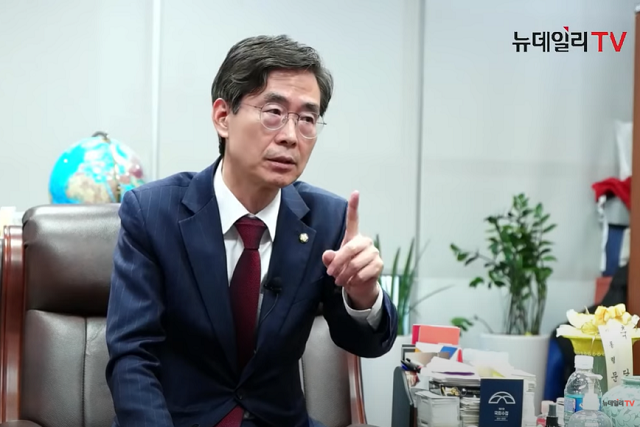 ▲ 당권주자인 조경태 국민의힘 의원이 16일 서울 여의도 국회의원회관에서 뉴데일리와 인터뷰하고 있다.ⓒ뉴데일리TV 캡처