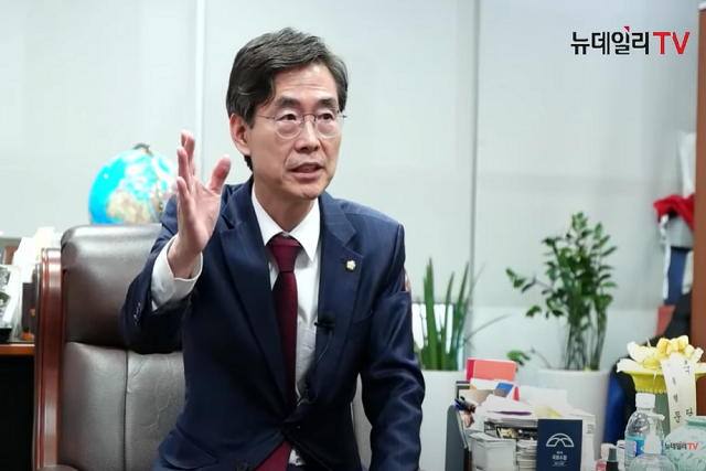 ▲ 당권주자인 조경태 국민의힘 의원이 16일 서울 여의도 국회의원회관에서 뉴데일리와 인터뷰하고 있다.ⓒ뉴데일리TV 캡처