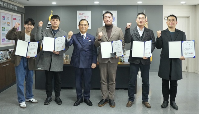 ▲ 충남 천안시가 17일 2023 K-컬처 박람회 총감독에 김기정 전 보령해양박람회 총감독(왼쪽 3번째)을 위촉했다. 박상돈 시장(왼쪽 3번째)이 김기정 총감독과 지역감독에게 임명장을 준 뒤 파이팅을 외치고 있다. ⓒ천안시