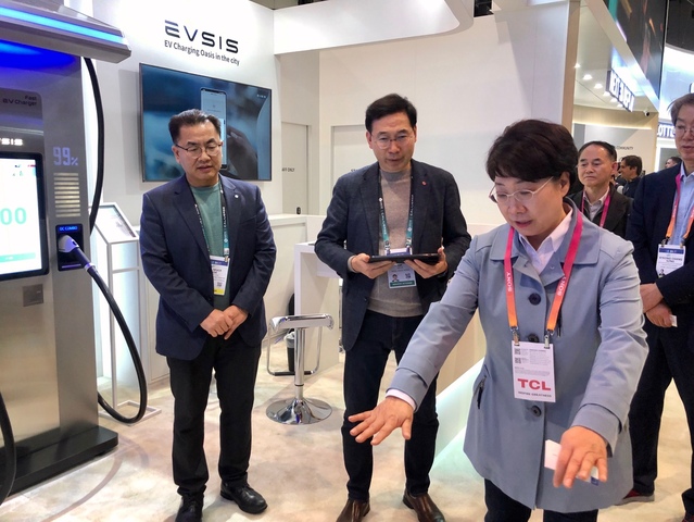 ▲ 이달희 경북도 경제부지사(오른쪽)는 “도는 지역 기업체 기를 살리기 위해서라면 무엇이든지 할 것이다. 지역 기업체들이 세계시장서 성공하면 도민에게도 그 효과가 나타나기 때문이다”면서, “도는 CES 참가 등 기업체 지원뿐만 아니라 세계시장과 연결고리가 될 수 있도록 세계를 무대로 쉬지 않고 뛰어 다닐 것이다”라고 말했다.ⓒ경북도