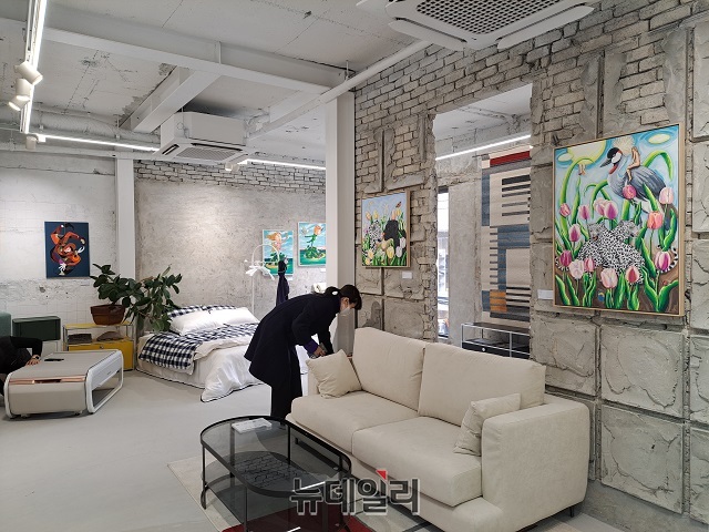 ▲ 2층 역시 소파와 기둥을 중심으로 공간이 나뉘어있다ⓒ조현우 기자