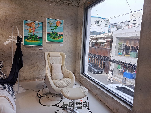 ▲ 2층에서는 방문객들이 직접 세라잼을 이용하며 성수동 거리를 내려다 볼 수 있다ⓒ조현우 기자