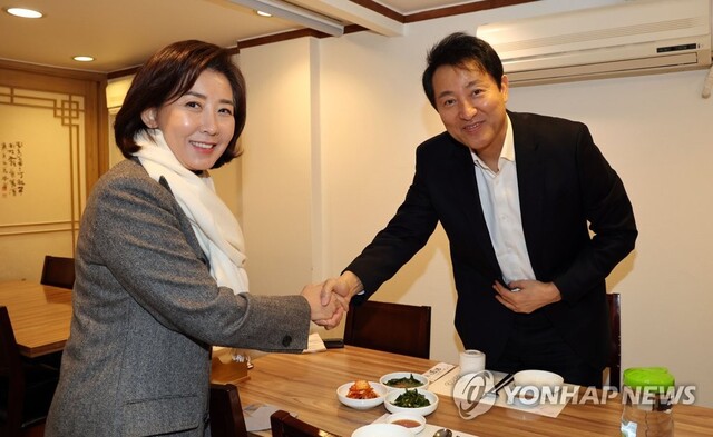 ▲ 오세훈 서울시장과 국민의힘 당 대표 선거 출마를 고심 중인 나경원 전 의원이 지난 16일 오후 서울 시내의 한 식당에서 만찬에 앞서 악수를 하고 있다.ⓒ연합뉴스