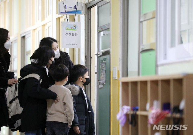 ▲ 초등학교 예비소집일인 지난 4일 서울 마포구 염리초등학교에서 입학을 앞둔 어린이가 교실을 둘러보고 있다.ⓒ뉴시스