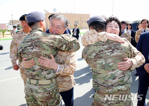 ▲ 문재인 전 대통령과 부인 김정숙 여사가 2018년 3월27일 아랍에미리트 아부다비 아크부대를 방문해 장병들의 요청으로 포옹하고 있다. ⓒ뉴시스