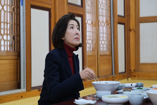 ▲ 국민의힘 당권주자인 나경원 전 의원이 대구 팔공산 동화사를 찾아 식사하고 있다.ⓒ나경원 전 의원 측 제공