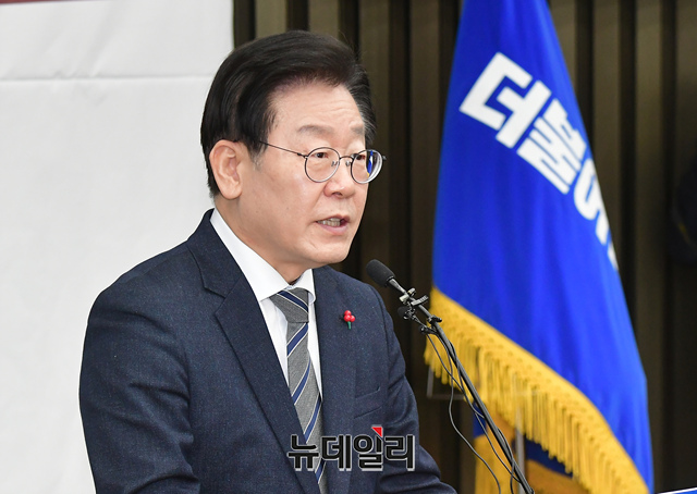 ▲ 이재명 더불어민주당 대표가 17일 오전 국회에서 열린 의원총회에 참석해 모두발언을 하고 있다.ⓒ이종현 기자