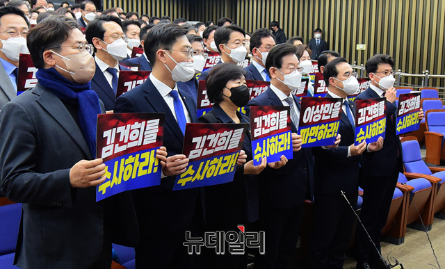 ▲ 이재명 더불어민주당 대표와 의원들이 17일 오전 국회에서 열린 의원총회에서 의원들과 함께 김건희 여사의 수사와 이상민 행정안전부 장관의 파면을 촉구 구호를 외치고 있다. ⓒ이종현 기자