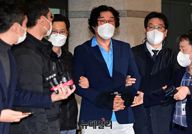 ▲ 8개월의 해외 도피 끝에 태국에서 붙잡힌 김성태 전 쌍방울그룹 회장이 17일 인천공항으로 입국해 압송되고 있다. ⓒ정상윤 기자