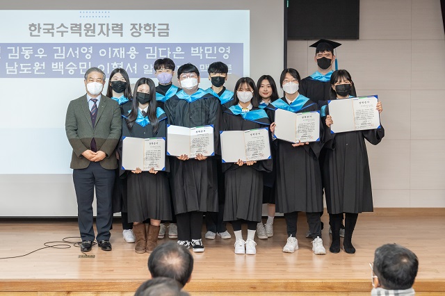 ▲ 월성원자력본부는 한국국제통상마이스터고등학교 졸업생들에게 장학금을 전달했다.ⓒ월성본부