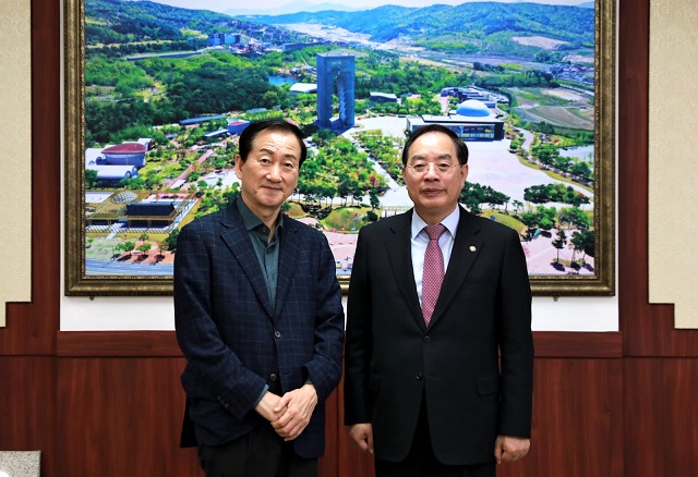 ▲ 왼쪽부터 류희림 경주엑스포대공원 대표, 하윤수 부산광역시 교욱감.ⓒ경주엑스포